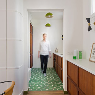 Inspiration för avskilda, mellanstora moderna linjära vitt kök, med skåp i mörkt trä, bänkskiva i kvartsit, vitt stänkskydd, stänkskydd i terrakottakakel, cementgolv och grönt golv