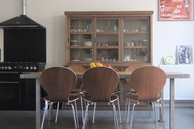 マルセイユにある低価格の広いインダストリアルスタイルのおしゃれなキッチン (シングルシンク、オープンシェルフ、ステンレスキャビネット、タイルカウンター、グレーのキッチンパネル、セラミックタイルのキッチンパネル、黒い調理設備、コンクリートの床) の写真