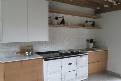 Idées déco pour une cuisine classique avec une crédence blanche, un sol gris et un plan de travail blanc.