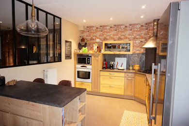 グルノーブルにあるコンテンポラリースタイルのおしゃれなキッチン (コンクリートカウンター、グレーのキッチンパネル、コンクリートの床、グレーの床、グレーのキッチンカウンター) の写真