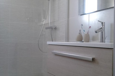 Idée de décoration pour une salle de bain design avec un sol en carrelage de céramique et un sol gris.