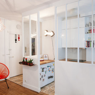 Aménagement d'une cuisine scandinave de taille moyenne avec un sol en bois brun.