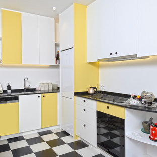 Exemple d'une grand cuisine tendance en L avec une crédence blanche, un électroménager noir, un évier encastré, un placard à porte plane, des portes de placard blanches, aucun îlot et un sol multicolore.
