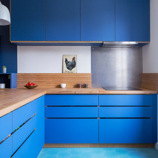 Ispirazione per una cucina design con ante lisce, ante blu, top in legno, paraspruzzi a effetto metallico, pavimento turchese, top beige, lavello a vasca singola, paraspruzzi in legno, elettrodomestici colorati e pavimento con piastrelle in ceramica