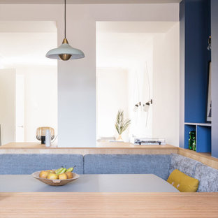 Inspiration för ett mellanstort funkis beige linjärt beige kök med öppen planlösning, med en enkel diskho, släta luckor, blå skåp, träbänkskiva, stänkskydd med metallisk yta, stänkskydd i trä, färgglada vitvaror, klinkergolv i keramik, en köksö och turkost golv