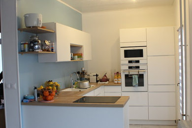 Cette photo montre une cuisine moderne de taille moyenne.