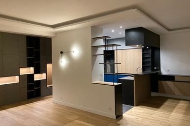 パリにある高級な広いコンテンポラリースタイルのおしゃれなキッチン (一体型シンク、インセット扉のキャビネット、青いキャビネット、オニキスカウンター、メタリックのキッチンパネル、メタルタイルのキッチンパネル、パネルと同色の調理設備、コンクリートの床、グレーの床、グレーのキッチンカウンター) の写真