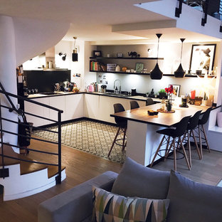 Inspiration för mellanstora minimalistiska brunt kök, med vita skåp, träbänkskiva, vitt stänkskydd, stänkskydd i terrakottakakel, rostfria vitvaror, en köksö, en undermonterad diskho, släta luckor, cementgolv och grått golv