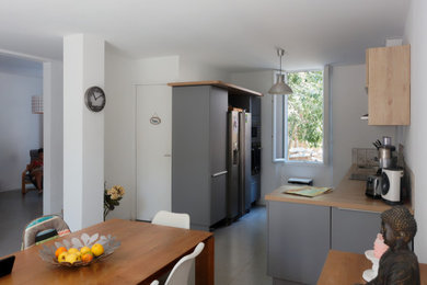Photo of a contemporary kitchen in Marseille.