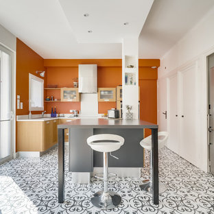Réalisation d'une grand cuisine méditerranéenne en L avec un sol multicolore, des portes de placard en bois clair, une crédence blanche, un électroménager en acier inoxydable, un îlot central et un plan de travail blanc.