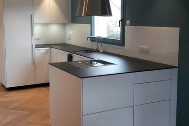This is an example of a contemporary kitchen in Rennes.