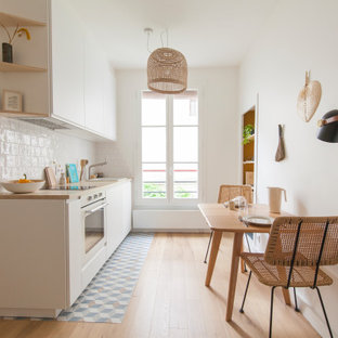 Aménagement d'une petit cuisine ouverte linéaire scandinave avec un évier 1 bac, un plan de travail en stratifié, une crédence blanche, un électroménager blanc et aucun îlot.