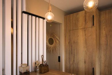 Foto di una cucina shabby-chic style di medie dimensioni con ante in legno chiaro, top in legno, pavimento in linoleum e pavimento beige
