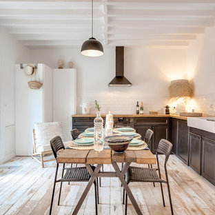 Foto di una cucina country di medie dimensioni con ante nere, top in legno, paraspruzzi con piastrelle diamantate, pavimento in legno verniciato, lavello stile country, ante in stile shaker e paraspruzzi bianco