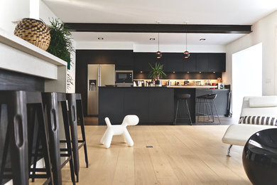 Идея дизайна: большая параллельная кухня-гостиная в современном стиле с островом