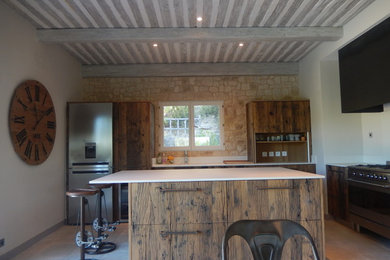 Réalisation d'une grande cuisine ouverte minimaliste en bois clair avec un sol en travertin, îlot, un sol blanc et un plan de travail blanc.