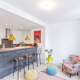 Idées déco pour une petit cuisine ouverte contemporaine avec un sol en bois clair, une crédence grise, une crédence en mosaïque et une péninsule.