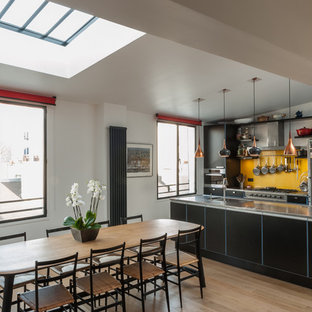 Cette photo montre une cuisine américaine parallèle éclectique de taille moyenne avec un îlot central.