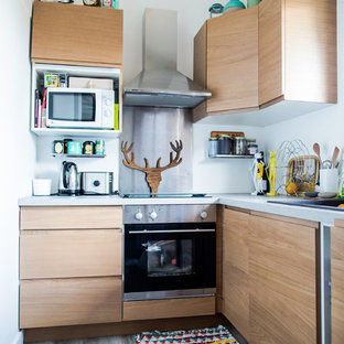 Inspiration pour une petit cuisine design en L fermée avec un placard avec porte à panneau surélevé, des portes de placard en bois clair, un électroménager en acier inoxydable, un évier encastré, un plan de travail en inox, une crédence blanche, un sol en bois brun et aucun îlot.