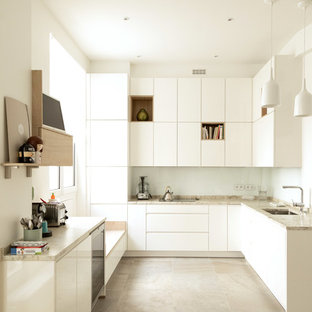 Exemple d'une grand cuisine tendance en L avec un évier intégré, un placard à porte plane, des portes de placard blanches, un plan de travail en marbre, une crédence blanche, une crédence en carreau de céramique, un électroménager blanc, un sol en carrelage de céramique, 2 îlots, un sol gris et un plan de travail blanc.