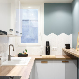 Idées déco pour une petit cuisine scandinave en L avec un évier posé, un placard à porte plane, des portes de placard blanches, un plan de travail en bois, une crédence blanche et un plan de travail beige.