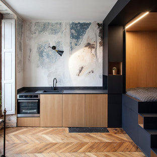 Inspiration pour une petite cuisine ouverte linéaire bohème avec un évier posé, un placard à porte plane, des portes de placard en bois brun, un électroménager en acier inoxydable, un sol en bois brun et aucun îlot.