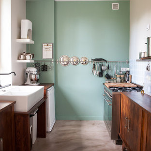 Immagine di una cucina parallela minimal chiusa e di medie dimensioni con lavello stile country e nessuna isola