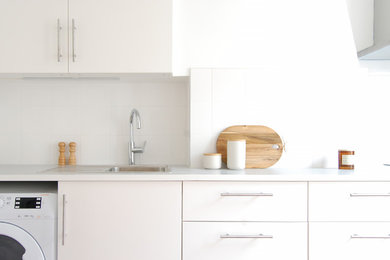 Idéer för avskilda, mellanstora vintage linjära vitt kök, med en enkel diskho, vita skåp, laminatbänkskiva, vitt stänkskydd och rött golv