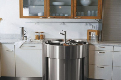 Cette photo montre une cuisine tendance avec un évier posé et un plan de travail en quartz.