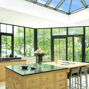 Inspiration pour une cuisine méditerranéenne avec 2 îlots et un sol blanc.