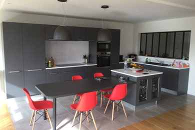Bild på ett stort funkis kök, med en dubbel diskho, släta luckor, grå skåp, bänkskiva i kvarts, vitt stänkskydd, integrerade vitvaror, klinkergolv i keramik, en köksö och grått golv
