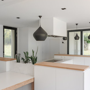 Idée de décoration pour une cuisine ouverte nordique avec un placard à porte plane, des portes de placard blanches, un électroménager en acier inoxydable, un sol gris, un évier intégré, un plan de travail en marbre, une crédence blanche, une crédence en marbre, 2 îlots et un plan de travail blanc.
