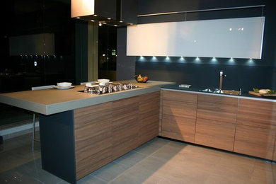 Aménagement d'une cuisine moderne de taille moyenne.