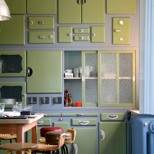 Cette image montre une cuisine linéaire bohème fermée et de taille moyenne avec des portes de placards vertess et un îlot central.