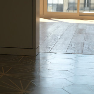 Offene, Kleine Moderne Küche ohne Insel in U-Form mit Unterbauwaschbecken, flächenbündigen Schrankfronten, weißen Schränken, Quarzit-Arbeitsplatte, Küchenrückwand in Grün, Rückwand aus Keramikfliesen, Elektrogeräten mit Frontblende, Zementfliesen, türkisem Boden und weißer Arbeitsplatte in Paris