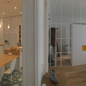 Vue panoramique de l'entrée, de la cuisine et de la salle à manger.