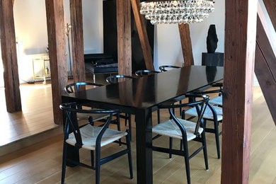 Imagen de salón para visitas abierto clásico grande con paredes blancas, suelo de madera clara, chimeneas suspendidas, televisor colgado en la pared y suelo beige