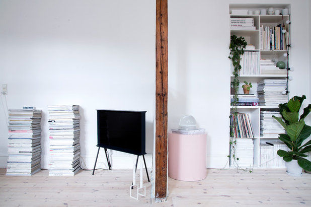 Scandinavian Living Room by Fotograf Camilla Stephan