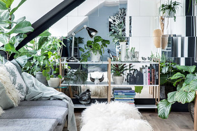 Mittelgroßes, Abgetrenntes Eklektisches Wohnzimmer mit schwarzer Wandfarbe, Laminat und braunem Boden in Kopenhagen