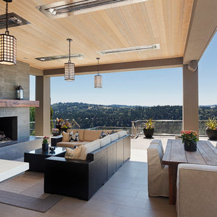 Diseño de terraza contemporánea, grande, en patio trasero y anexo de casas, con brasero