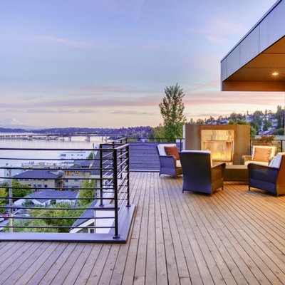 Example of a trendy deck design in Seattle
