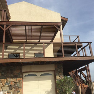 Ispirazione per una grande terrazza moderna dietro casa con nessuna copertura