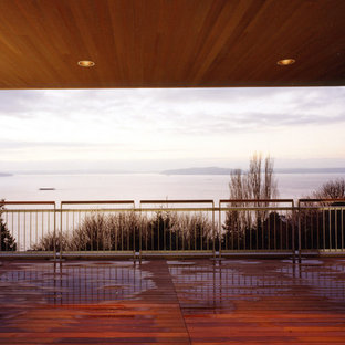 Immagine di una terrazza minimalista con un tetto a sbalzo