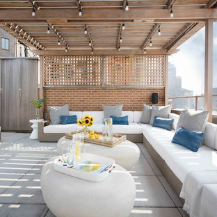 Cette image montre un toit terrasse sur le toit design avec une pergola.