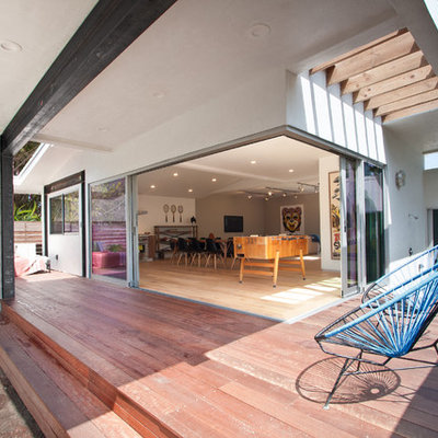 Mid-sized trendy courtyard deck photo in Los Angeles with a roof extension