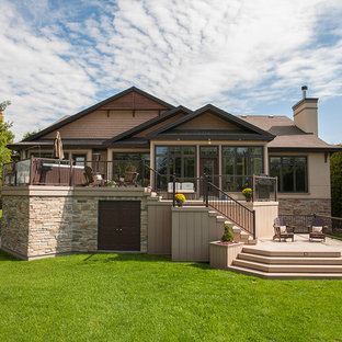 Idées déco pour une grande terrasse arrière contemporaine avec jupe de finition.