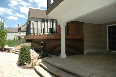Immagine di una terrazza design dietro casa