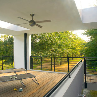 Foto di una terrazza moderna con un tetto a sbalzo