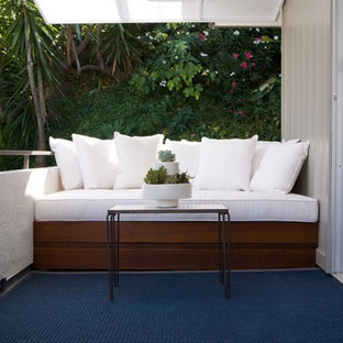 Idee per una terrazza minimalista di medie dimensioni e dietro casa con un parasole