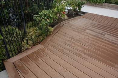 Example of a mid-sized trendy backyard deck design in Los Angeles